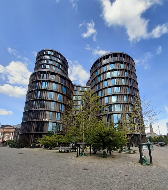 Copenhagen: 2,5-Hour 'Must See' Bike Tour with a Local Guide - Rosenborg Castle completes the royal circuit