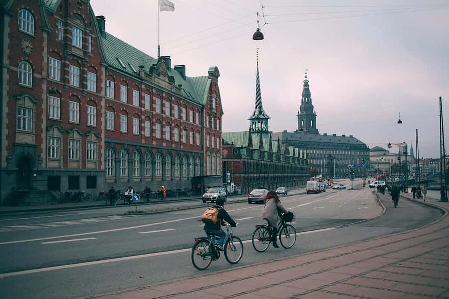 Copenhagen & Christiania : Guided Bike Tour in French - Starting at City Hall and Axelborg