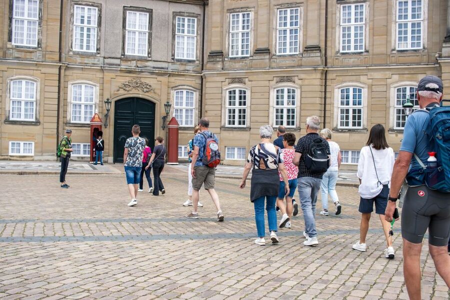 Copenhagen: Highlights 3 Hour Bike Tour with a Local Guide - Amalienborg and the chance to wave at royalty