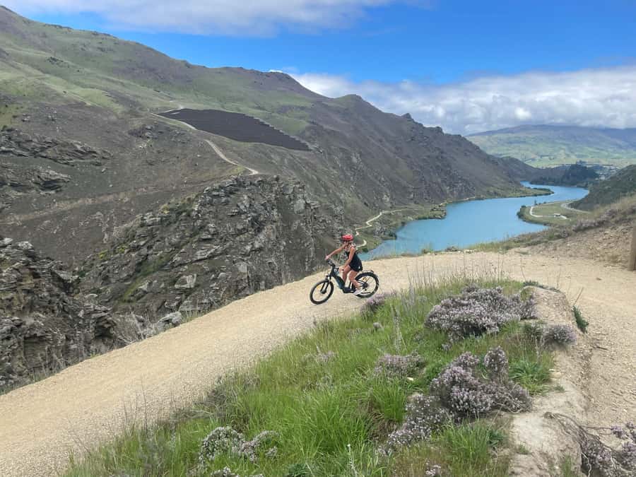 Cromwell: Lake Dunstan Trail Bike Rental and Luxury Shuttle - Why the Lake Dunstan Trail is worth your time