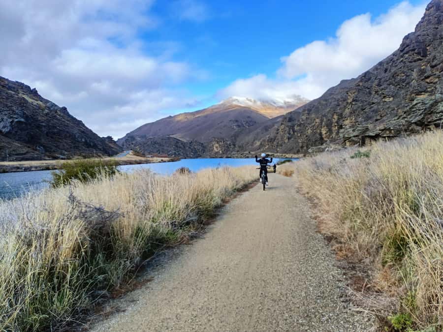 Cromwell: Lake Dunstan Trail Bike Rental and Luxury Shuttle - The clip-ons and Hugo suspension bridge