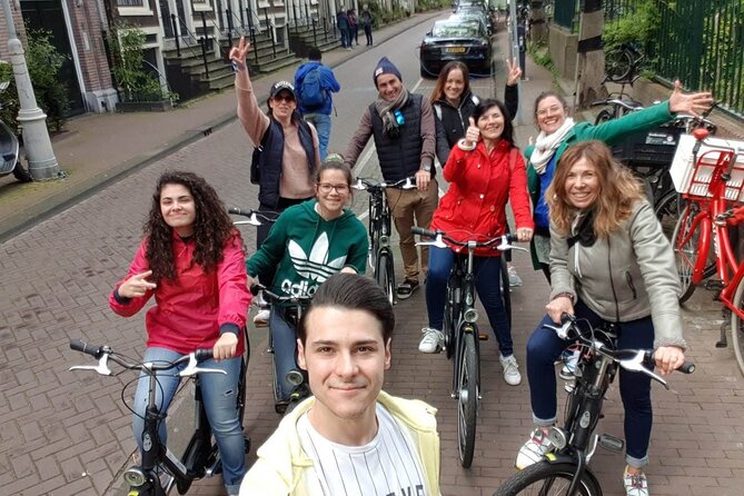 Daily group bike tour in Spanish. - Coffee, apple pie, or Dutch beer at ’t Blauwe Theehuis