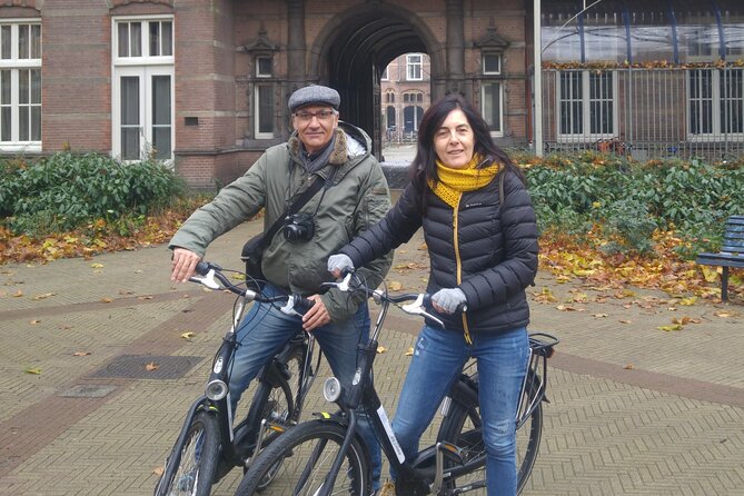 Daily group bike tour in Spanish. - Museum Square, Van Gogh Museum, and the best photo angle