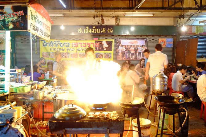 Discover Bangkok at Night 5-Hour Bike Tour with dinner - Pak Khlong Flower Market and a sensory change