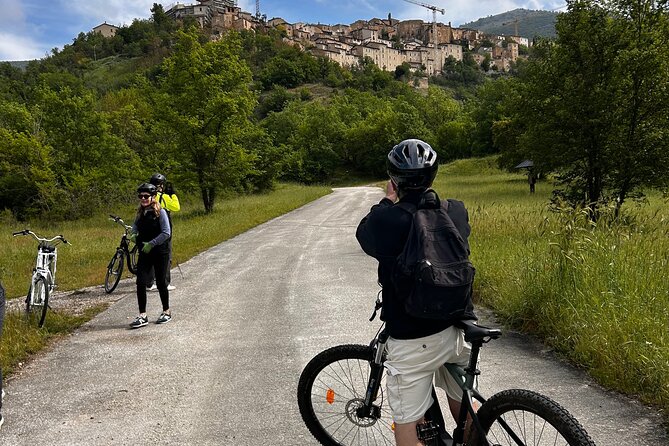 E-bike between towers and medieval villages at the foot of Sirente Abruzzo - What the private format changes