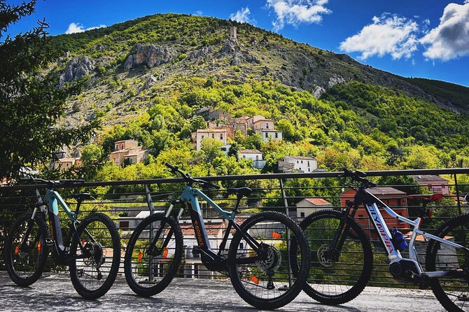E-bike between towers and medieval villages at the foot of Sirente Abruzzo - Starting at Castello Medievale di Beffi