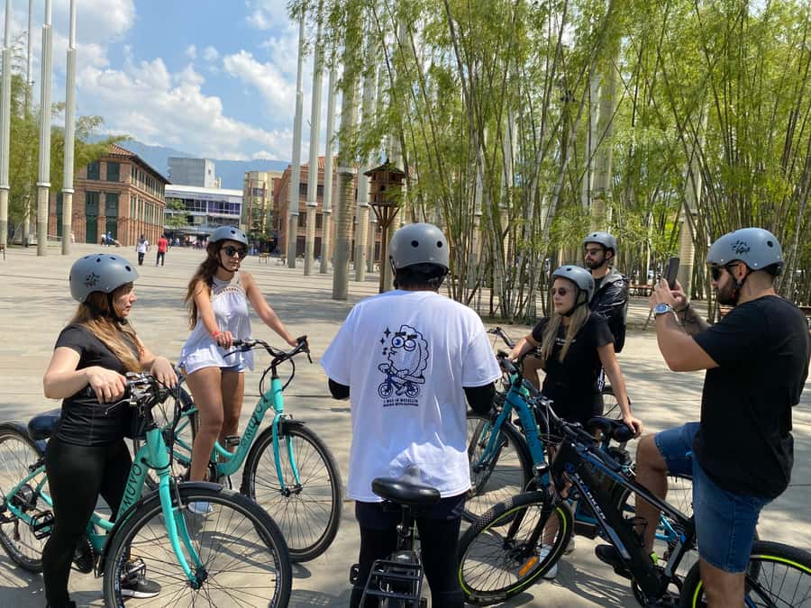 E-Bike City Tour Medellin with Local beer and Snacks - Conquistadores and the river parks
