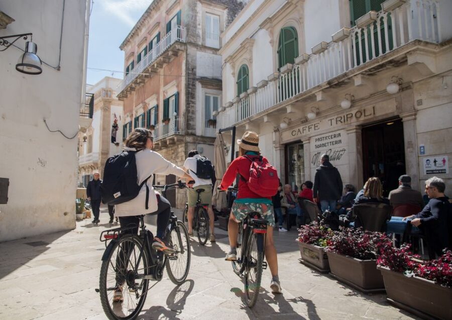 e-Bike ring tour between Martina Franca and Locorotondo - The choice between gelato and a dairy visit