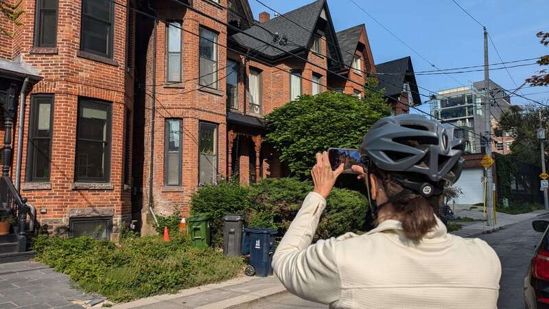 E-bike through Toronto's Dynamic Neighbourhoods - Rosedale, leafy streets, and a different Toronto