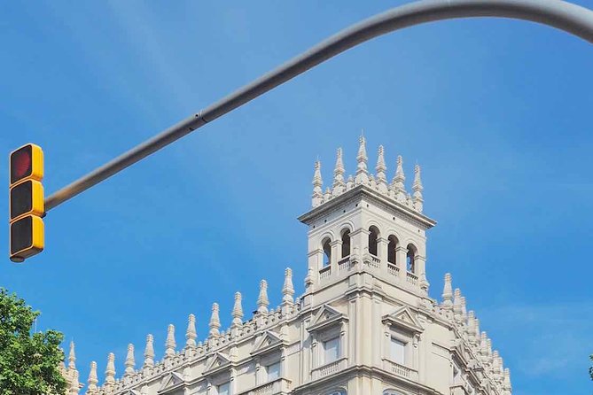 E-Bike tour in Barcelona with English Guide - Handling Barcelona’s traffic and bike lanes