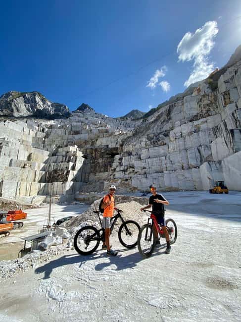 E-Bike Tour to the Carrara Marble Quarries with lard tasting - The descent through Carrara’s historic centre