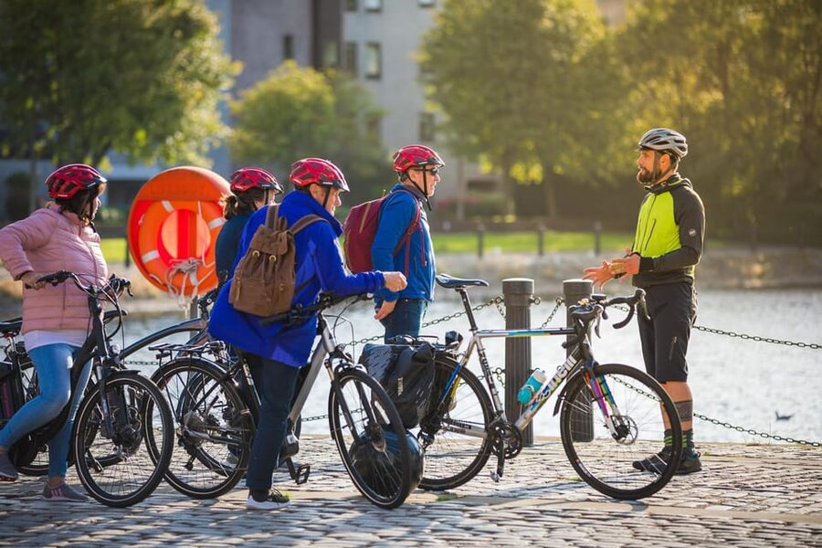 Edinburgh: Sightseeing Bike Tour - Tunnels, gardens, and a change of scenery