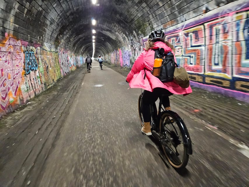 Edinburgh: Sightseeing Bike Tour - From city streets to canals and old rail routes