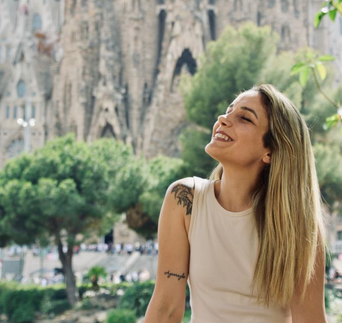 Explore Barcelona by Bike & Photo Shooting - Parc de la Ciutadella and Arc de Triomf