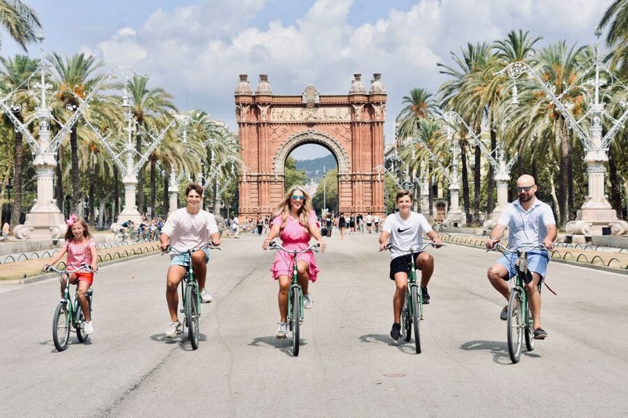 Explore Barcelona by Bike & Photo Shooting - Starting at Plaça George Orwell and reaching Port Vell