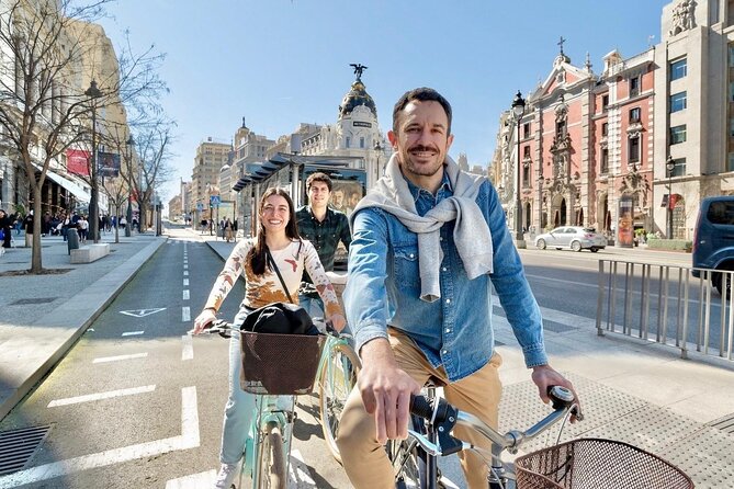 Explore Madrid by bike taking photos with Benja - The best parts of the Madrid bike tour