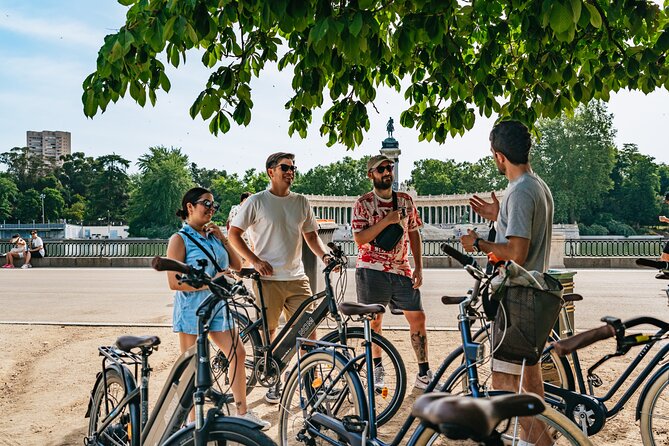Explore Madrid by bike taking photos with Benja - Starting near Gran Vía on Valverde Street