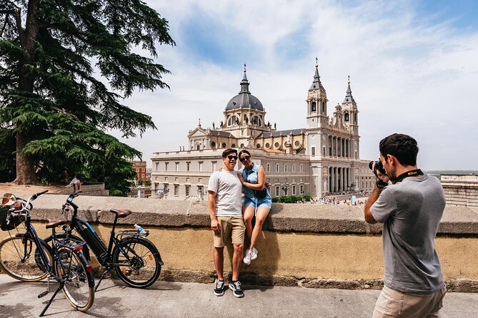 Explore Madrid by bike taking photos with Benja - Regular bike or electric bike?