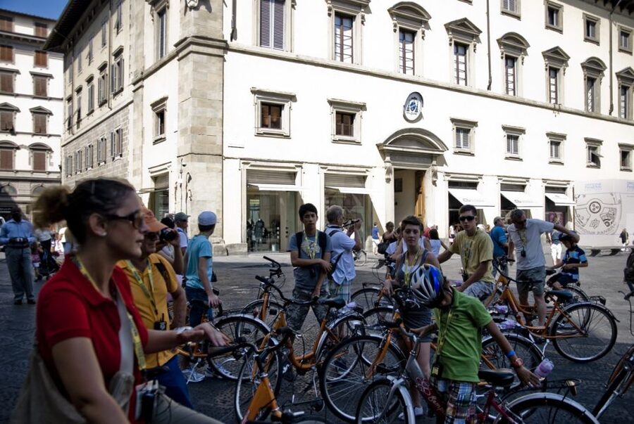 Florence: 2.5 hour Audio Guided Bike Tour led by Tour Leader - Across the Arno to Santo Spirito and Pitti Palace