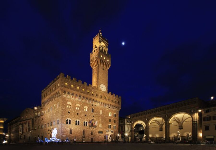 Florence at Night Bike Tour with Wine and Aperitivo Picnic - San Frediano and Santo Spirito: Florence’s evening side