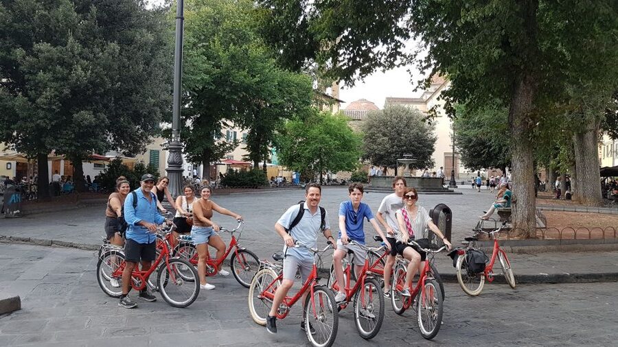 Florence at Night Bike Tour with Wine and Aperitivo Picnic - Santa Maria Sopr’Arno and the move toward San Niccolò