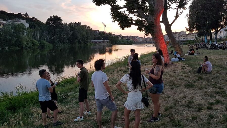Florence at Night Bike Tour with Wine and Aperitivo Picnic - The 30-minute aperitivo beside the Arno