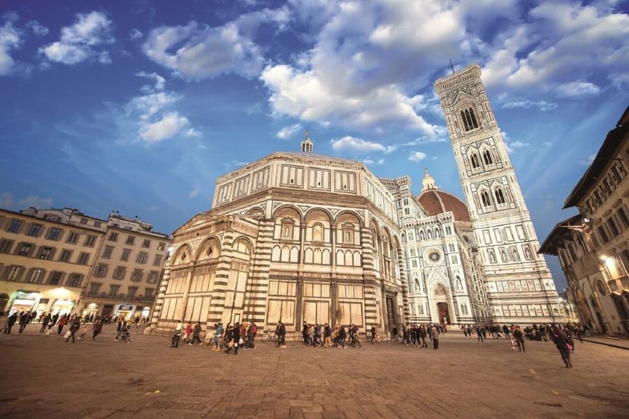 Florence: City Sightseeing Guided Bike Tour - The Uffizi and Ponte Vecchio beside the Arno