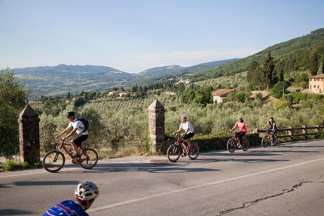 Florence Vintage Bike Tour–guided, small group or private option - Via de Tornabuoni and Santa Trinita Bridge