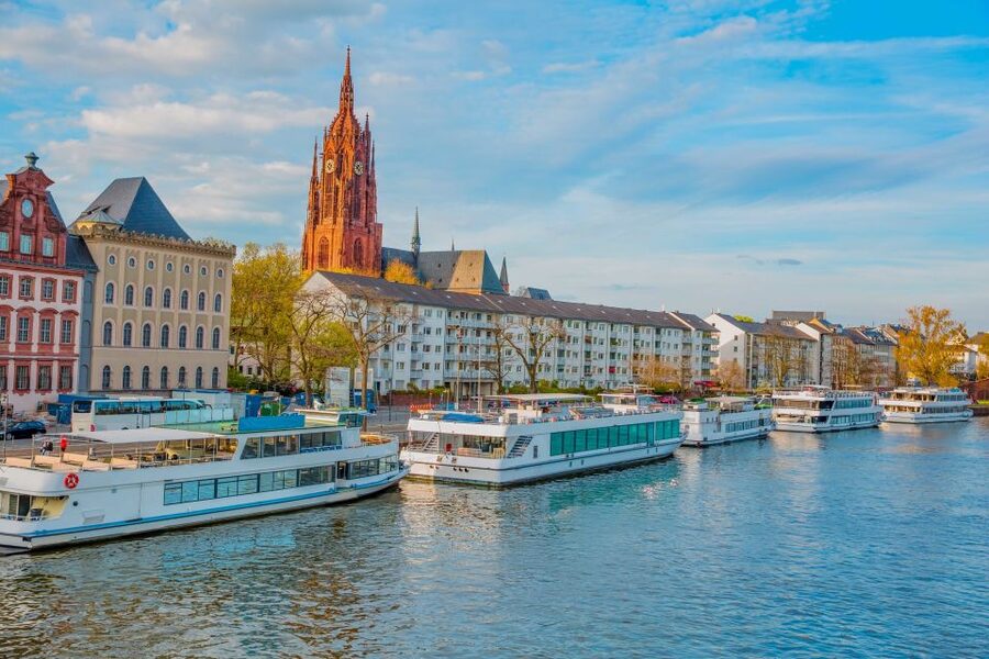 Frankfurt: Guided Bike Tour - Returning over the East Harbor Bridge