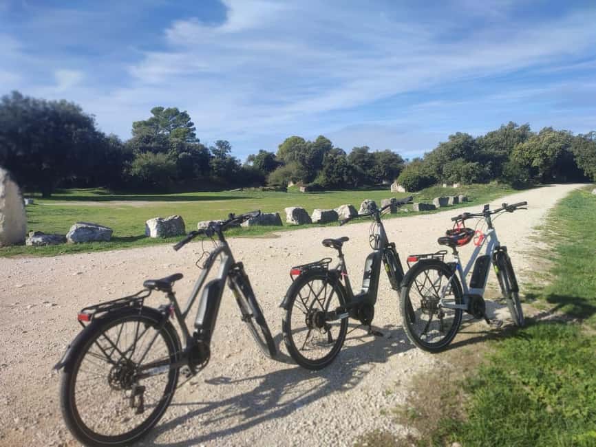 From Aix-en-Provence: Luberon Region E-Bike Full-Day tour - A slower stop in Ménerbes