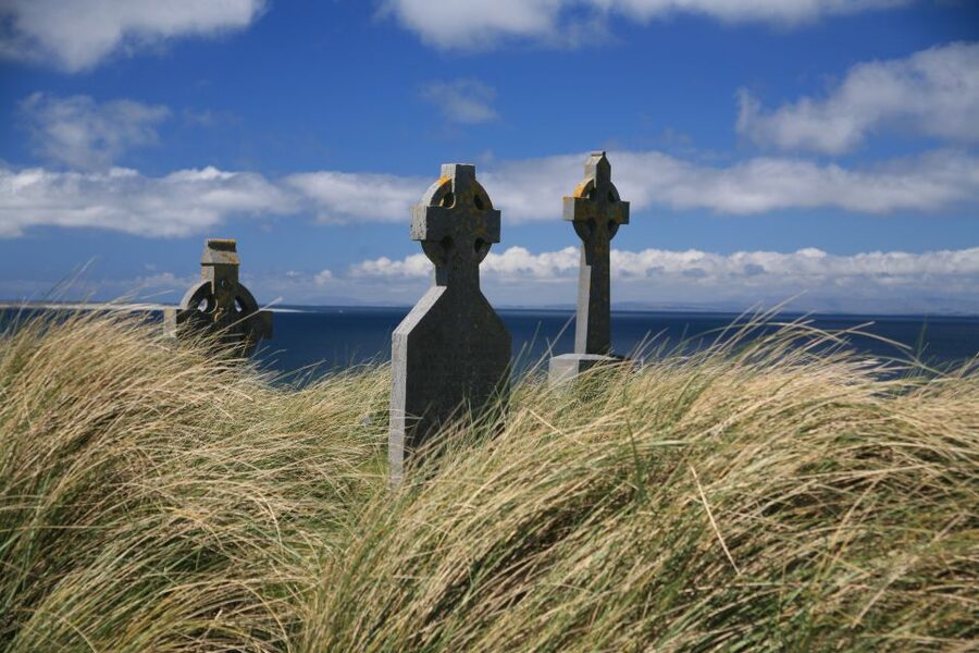 From Doolin: Day Trip to Inisheer with Bike or Bus Tour - Guides who make the small group work
