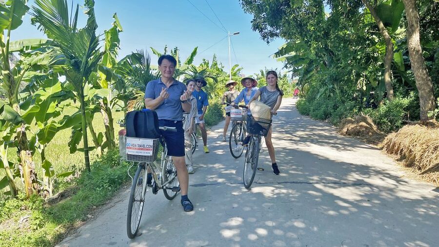 From Hanoi: Hoa Lu & Tam Coc with Buffet lunch & Cycling - The optional Hang Mua climb and its 500 steps