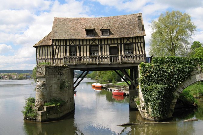 From Paris: Monet Gardens & Giverny Bike Tour with Picnic Stop - A picnic beside the Seine