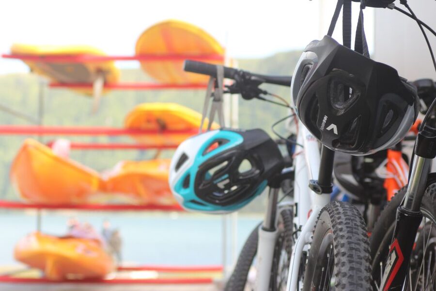 From Ponta Delgada: Sete Cidades Jeep, Bike, & Kayak Ride - Cycling beside the lagoon