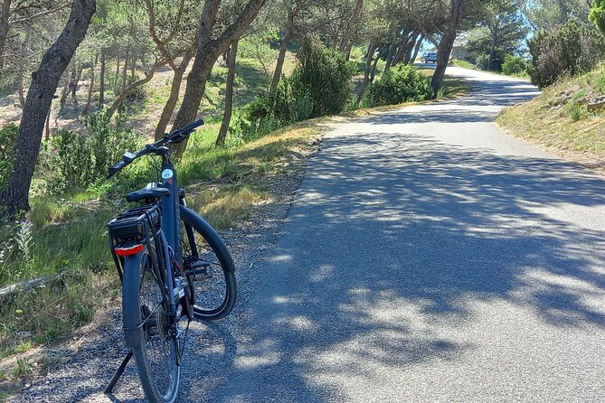 Full Day E-bike Tour in the Luberon Region from Aix en Provence - Getting comfortable with the e-bike in Bonnieux