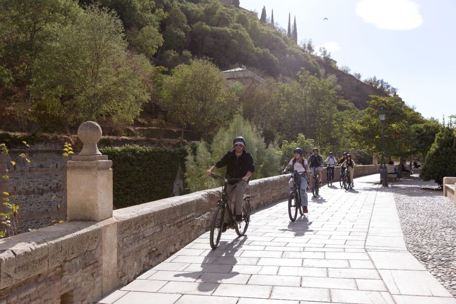Granada: Albaicin and Sacromonte E-Bike Tour - Mirador San Nicolás and the classic Alhambra view