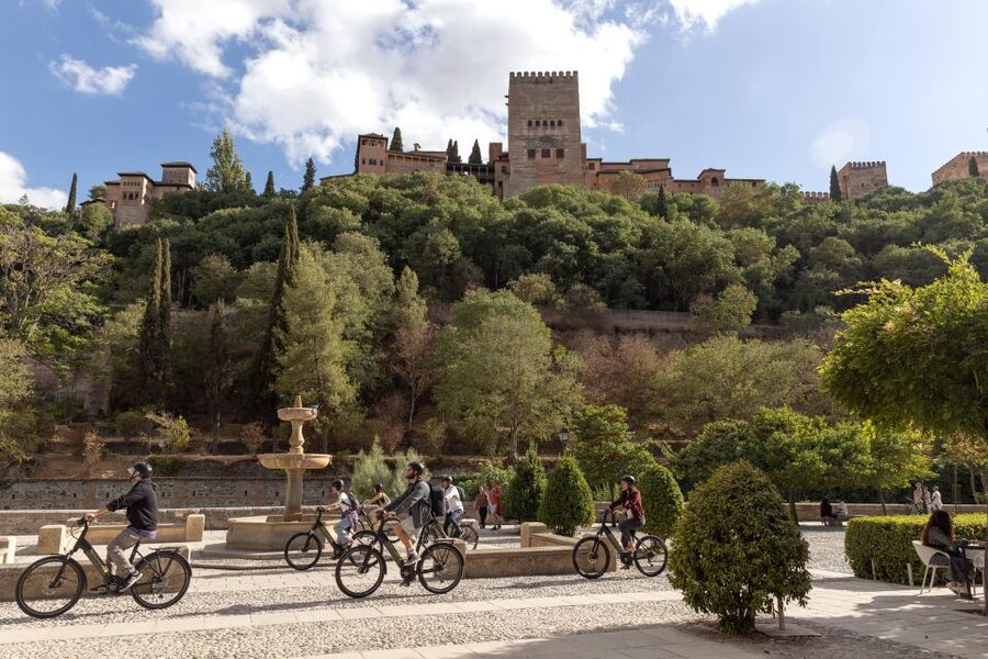 Granada: Albaicin and Sacromonte E-Bike Tour - Meeting in the city center and getting set up