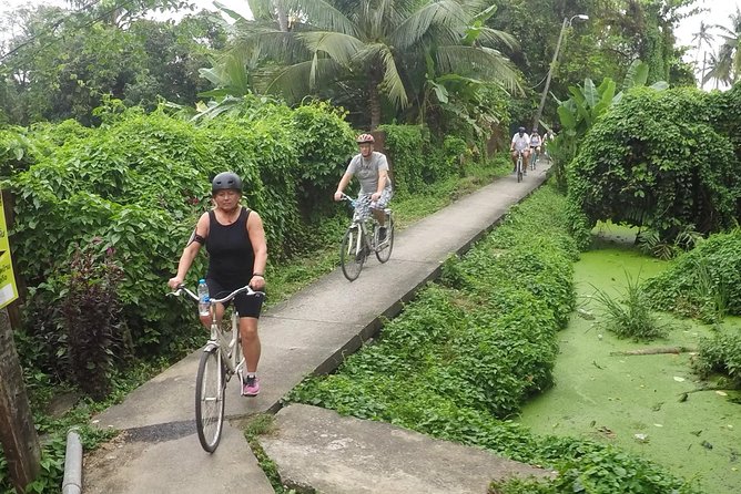 Half-Day Bangkok Bike Tour Including Lunch - A short rest in Bangkok Yai Park