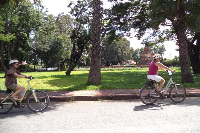 Half-Day Colors of Chiang Mai Biking Tour - Fresh fruit and snacks at Nam Thong Fresh Market