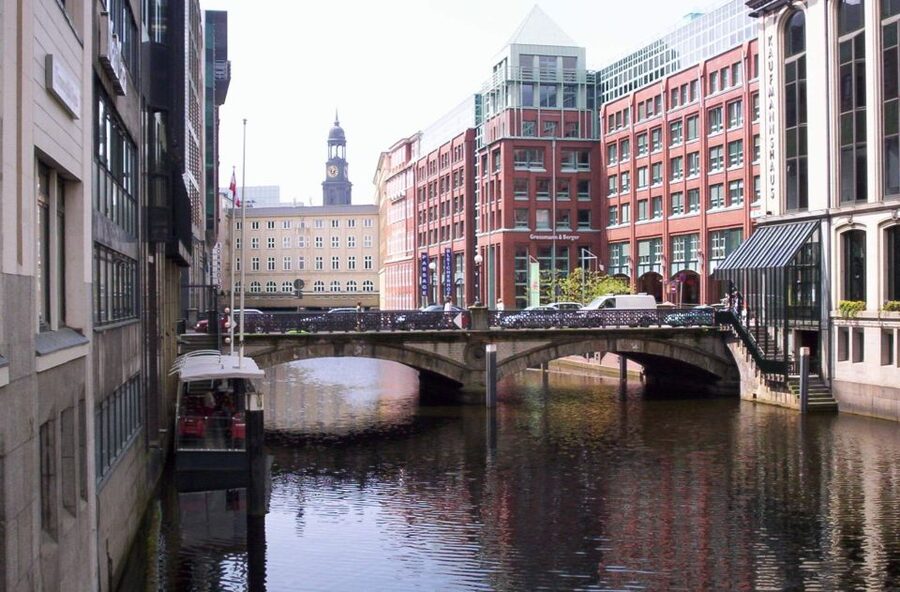 Hamburg: City Tour by Bike with Elbphilharmonie incl. Bike - Why seeing Hamburg by bike works so well