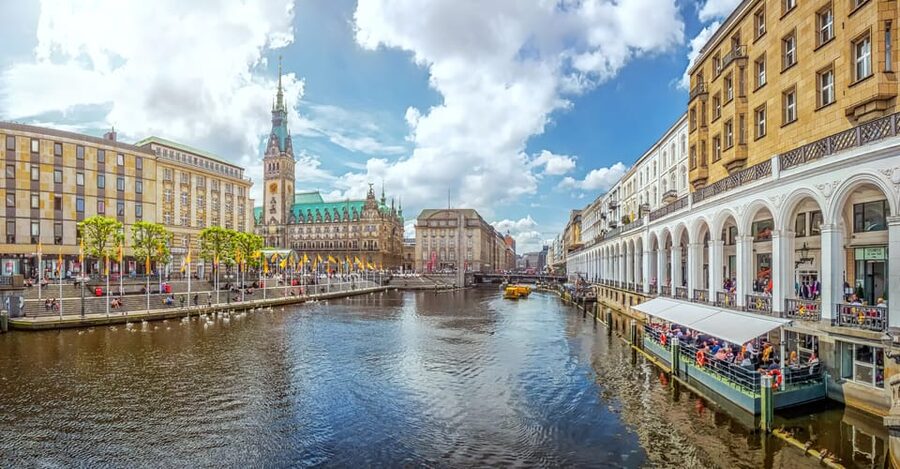 Hamburg: Guided Bike Tour - Rathaus, Jungfernstieg, and the Alster