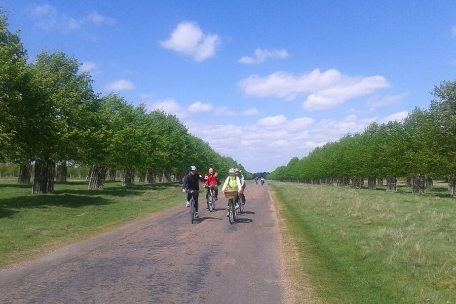 Hampton Court Palace: River Thames Bike Tour - Richmond Palace and the first riverside miles