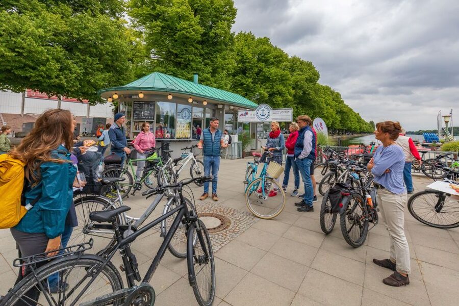 Hannover: Guided Bike Tour for Foodies with Tastings - Starting at Ernst-August-Platz