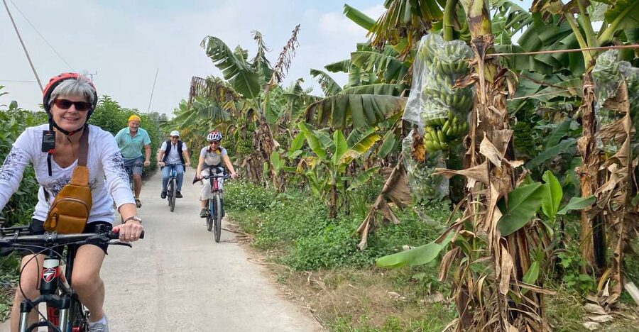 Hanoi: Bike Tour Through Hidden Gems and Banana Island - Ho Huu Tiep Lake and the B-52 connection