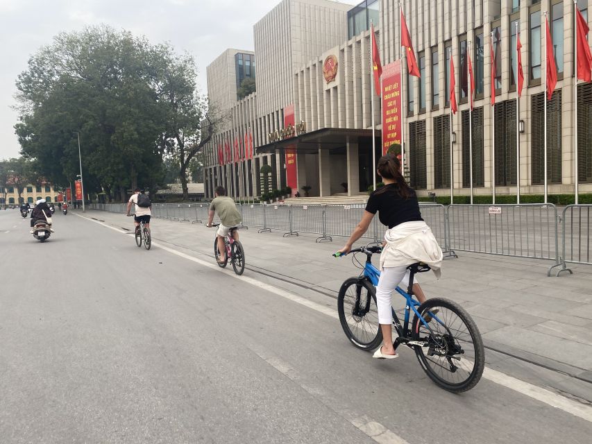 Hanoi: Bike Tour Through Hidden Gems and Banana Island - Guide quality and group size