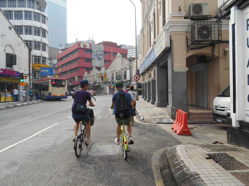 Hidden Kuala Lumpur: 4-Hour Bike Tour - Turning into the alleyways