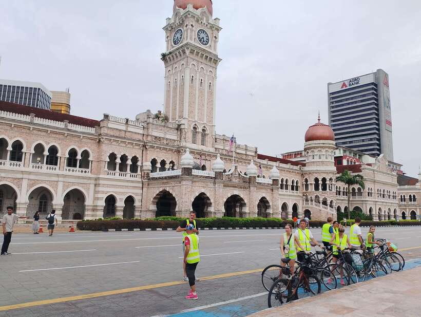 Hidden Kuala Lumpur: 4-Hour Bike Tour - Markets, hand-made trades, and local food