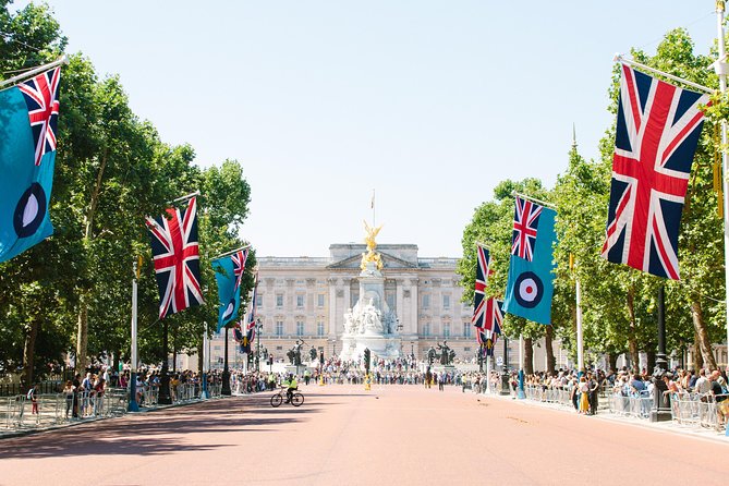 Highlights of Royal London Bike Tour including Hyde Park - The London Eye from the riverfront
