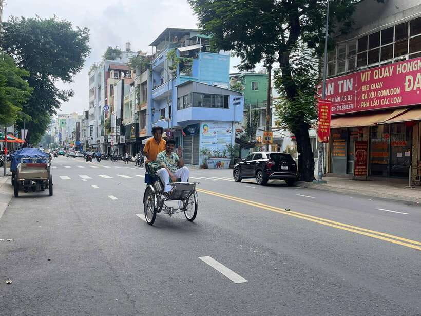 Ho Chi Minh City Sightseeing Panoramic Cycling Tour By Cyclo - Independence Palace and the city’s colonial center