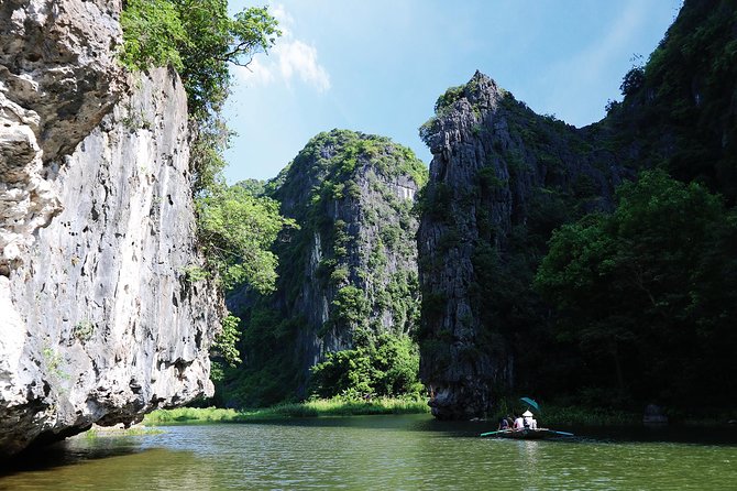 Hoa Lu - Tam Coc - Ninh Binh Day Tour: Biking, Visit Local Family - Meeting a family over a Vietnamese lunch